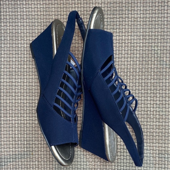 Jaclyn Smith Comfy Midnight Blue Sandals with Cage Design - Picture 7 of 8